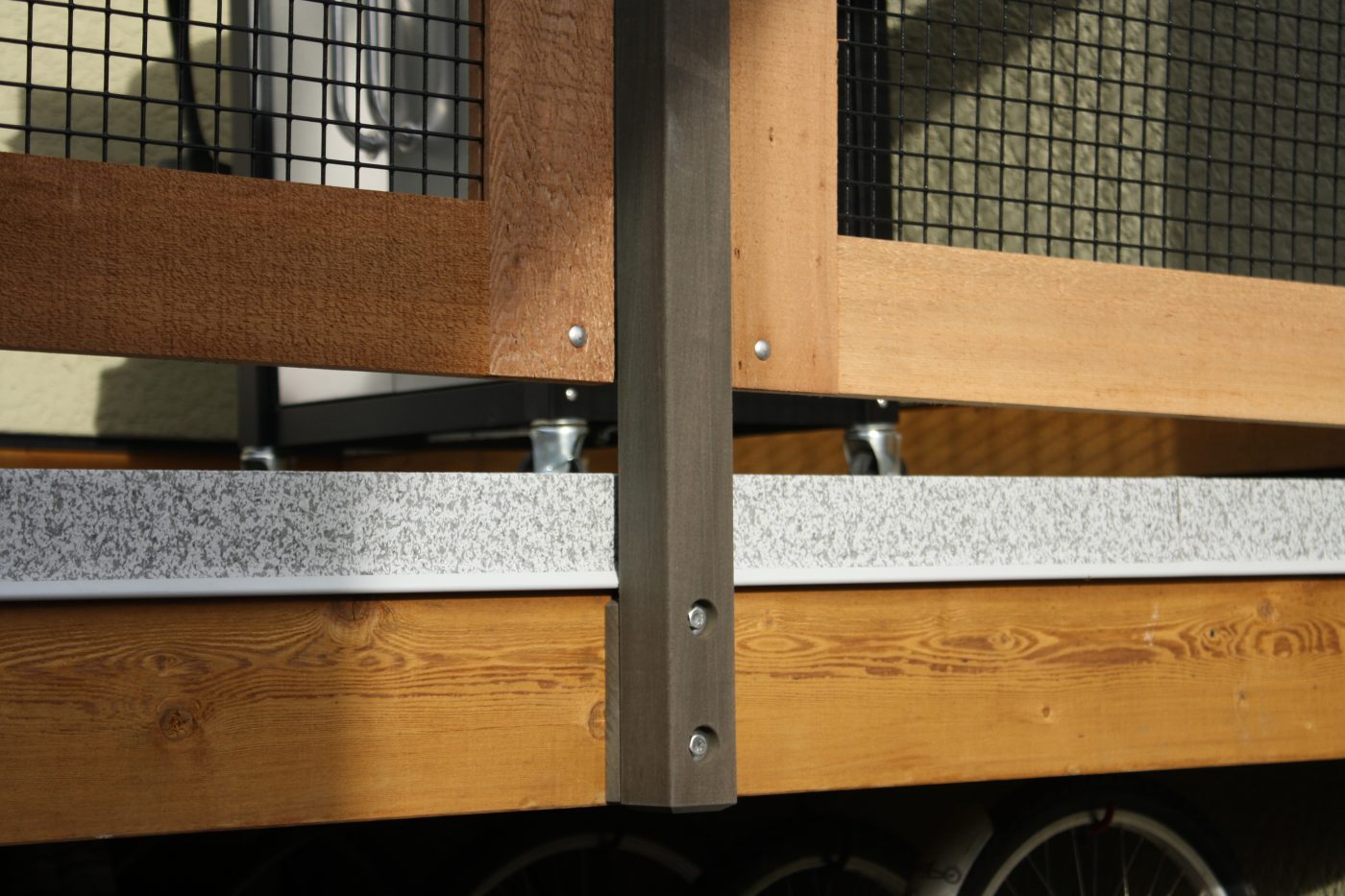 Custom cedar and mahogany deck railings detail